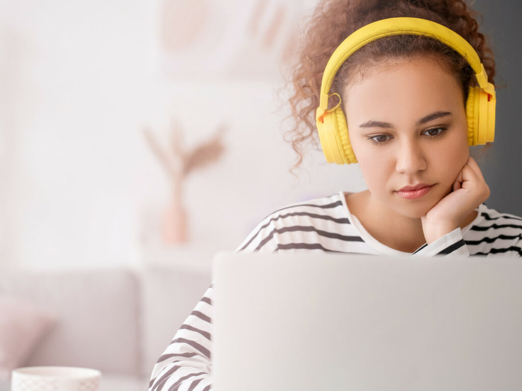 Benefits of online learning infographic.