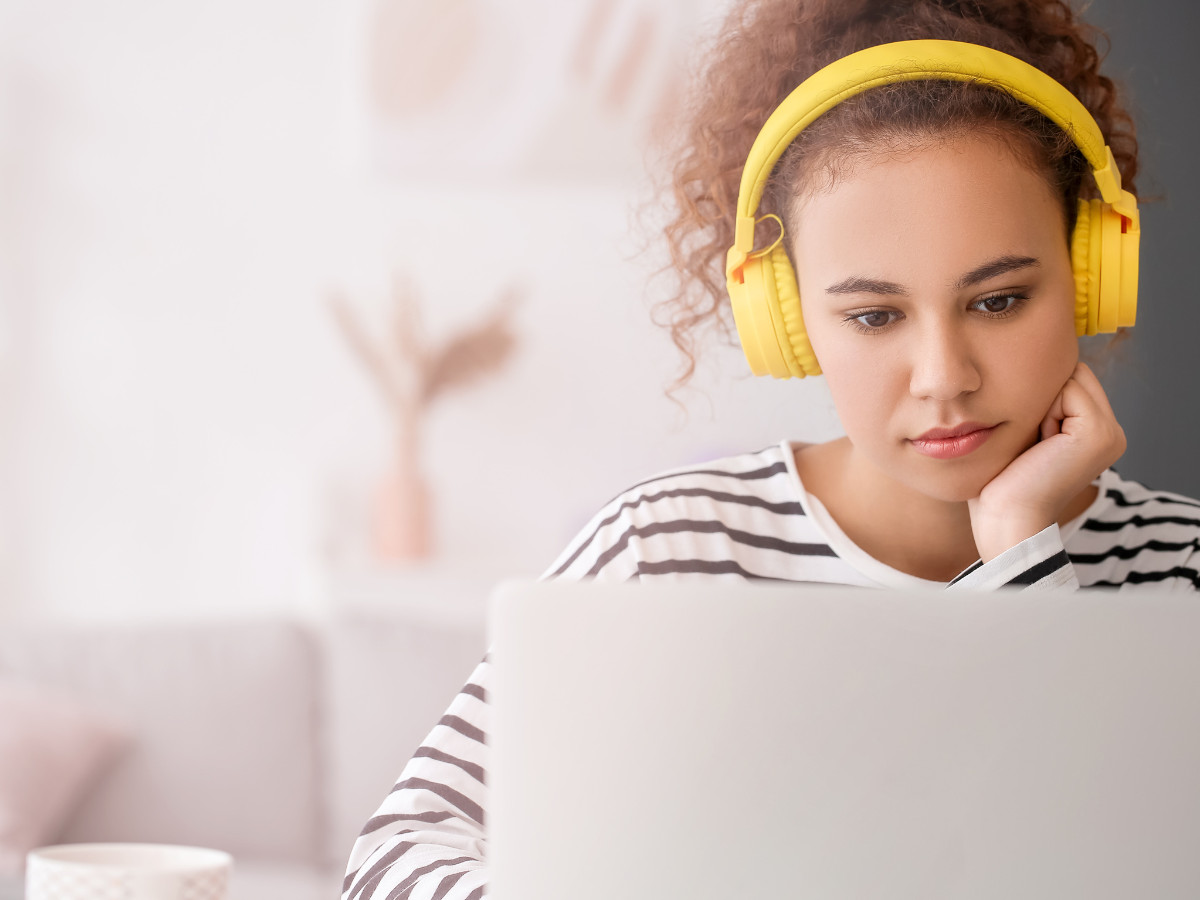 Benefits of online learning infographic.