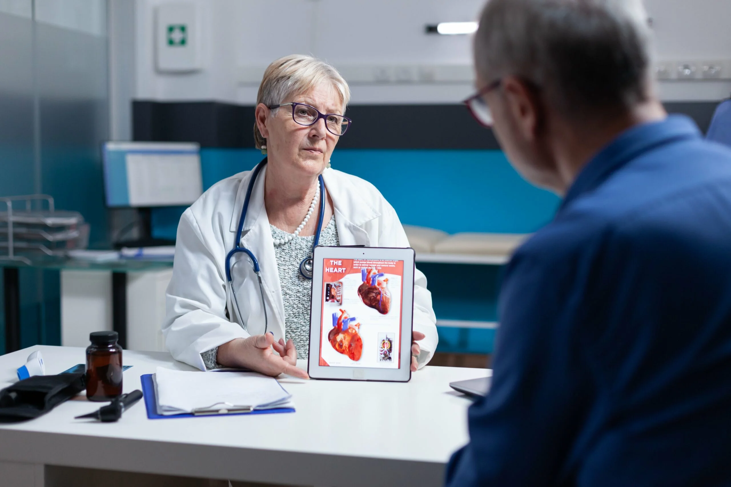 Image of a cardiologist explaining to a patient.